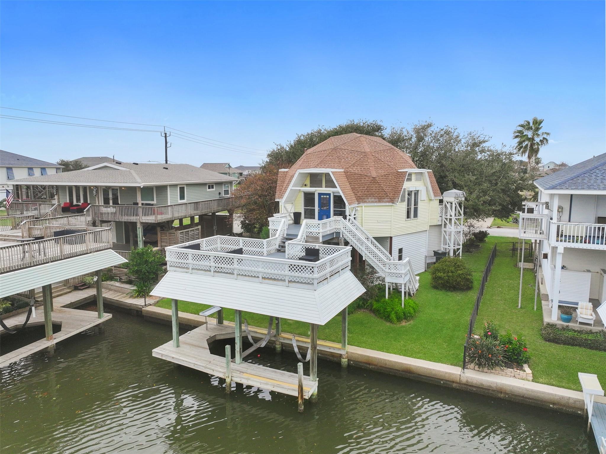 Image 2: Tucked away in coveted Spanish Grant Bayside, pres