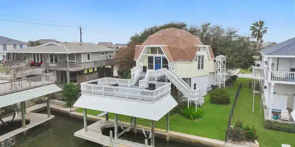 Image 2: Tucked away in coveted Spanish Grant Bayside, pres