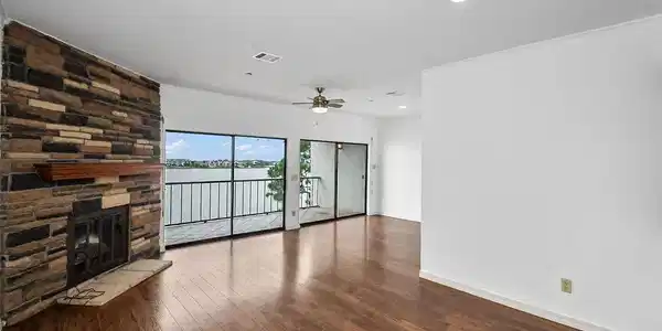 401 Lakeside Lane
