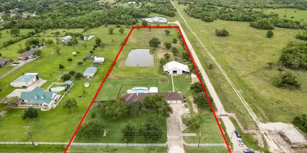 Image 3: 5 acres with so much more!