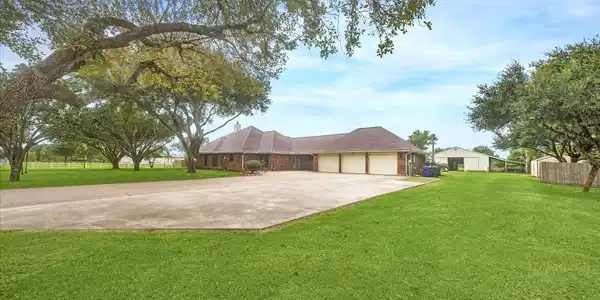 Image 4: 3-car garage with extra parking.