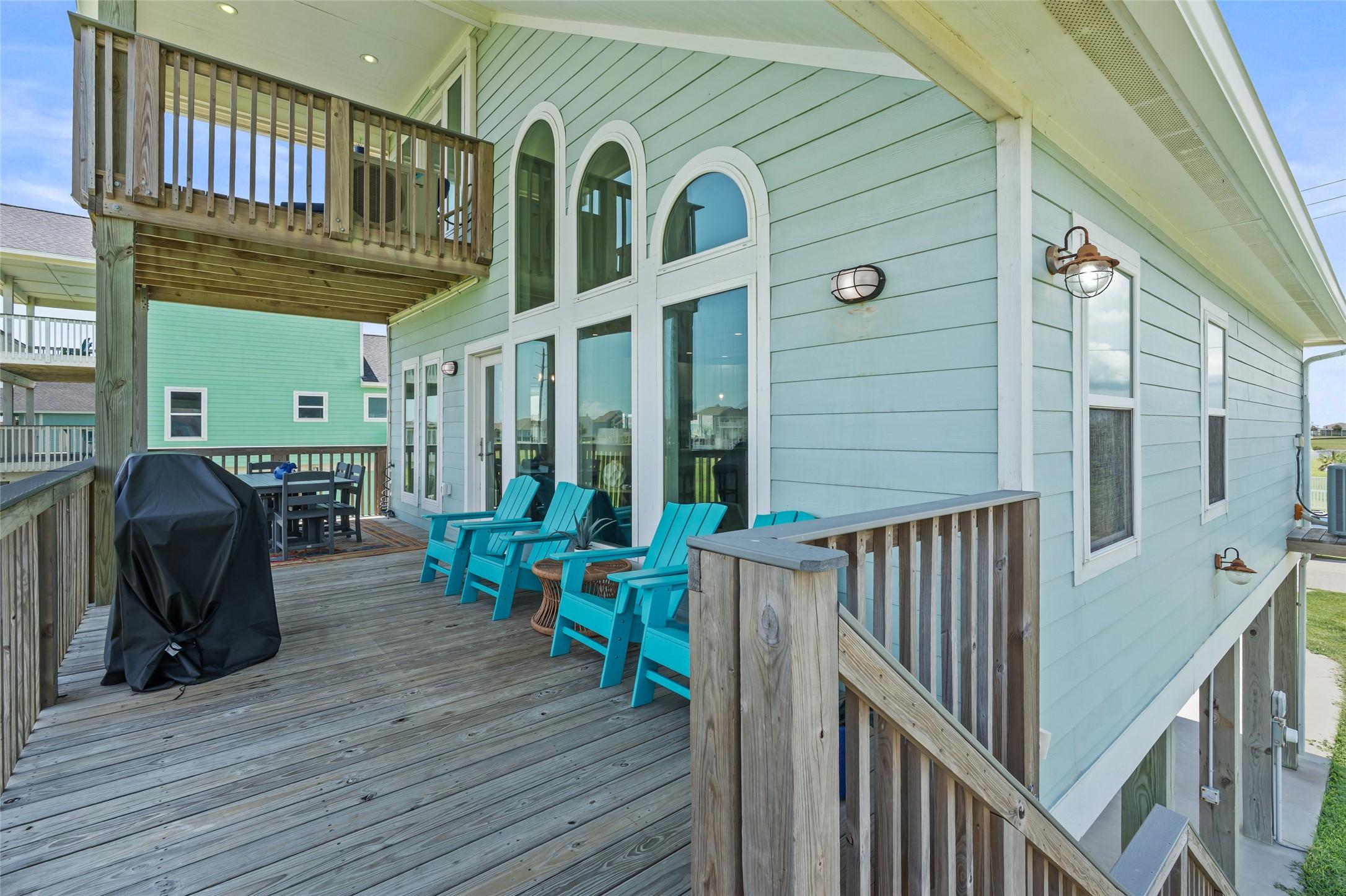 Image 4: Large main floor deck