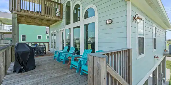 Image 4: Large main floor deck