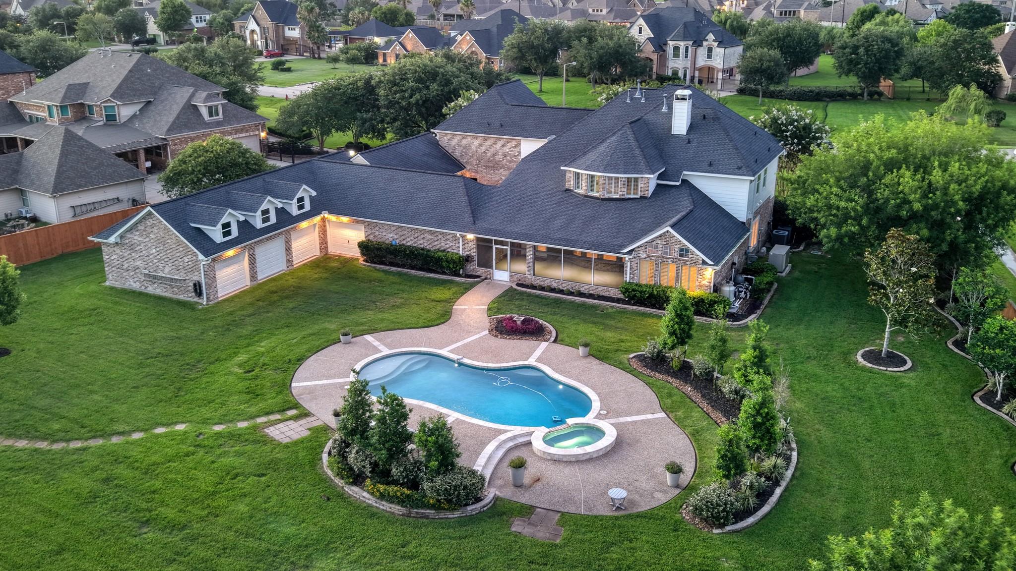 Image 2: Nearly 1.2 acres, 6 car garage spaces, additonal 4