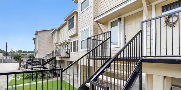 Image 2: Welcome to 2020 Harbour Drive