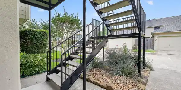Image 3: Well maintained grounds and recently painted stair