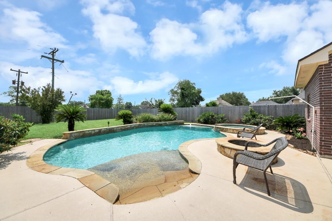 Image 4: Private Pool & Hot Tub