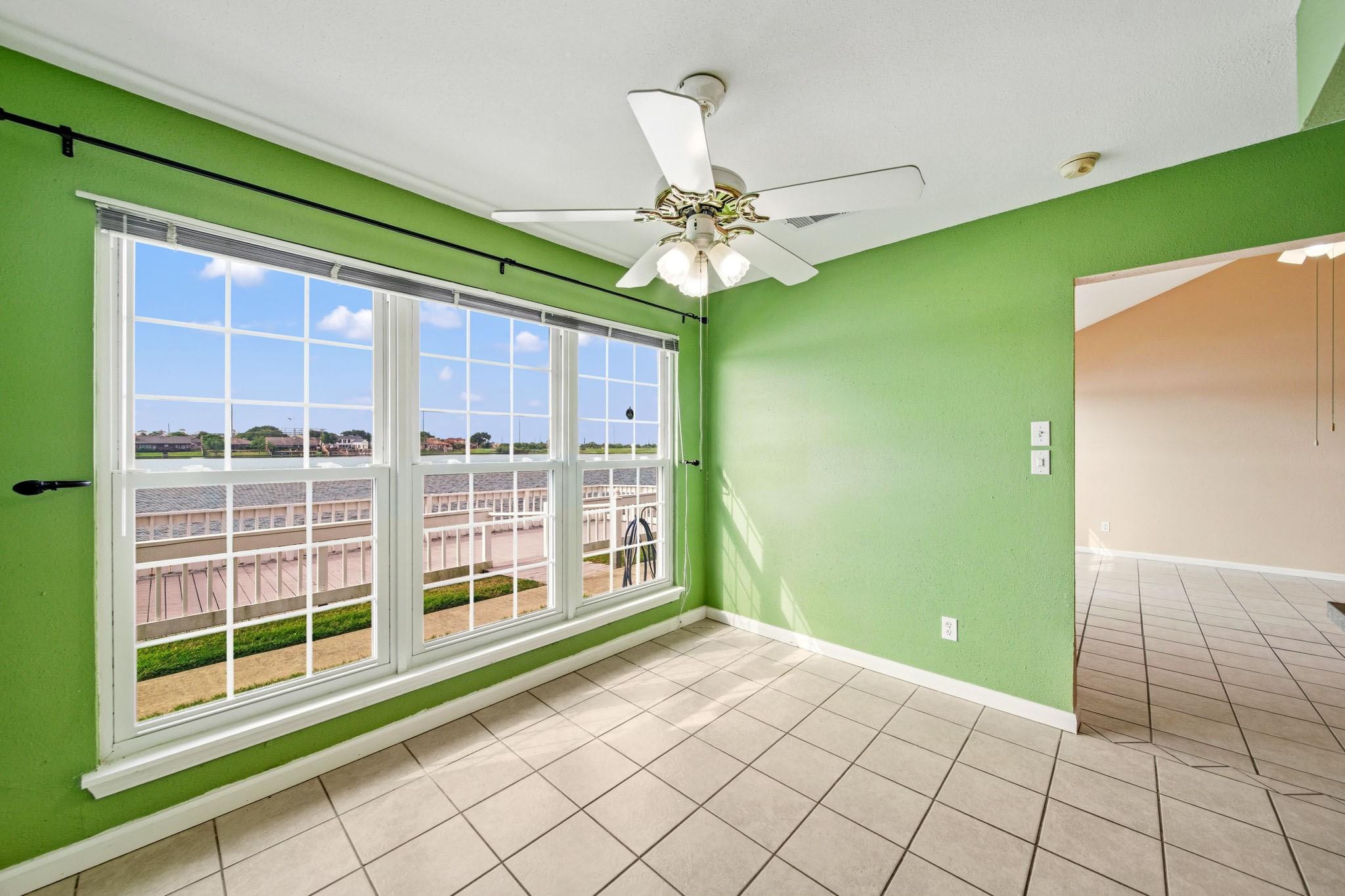 Image 4: ... enjoys its own great lake view.