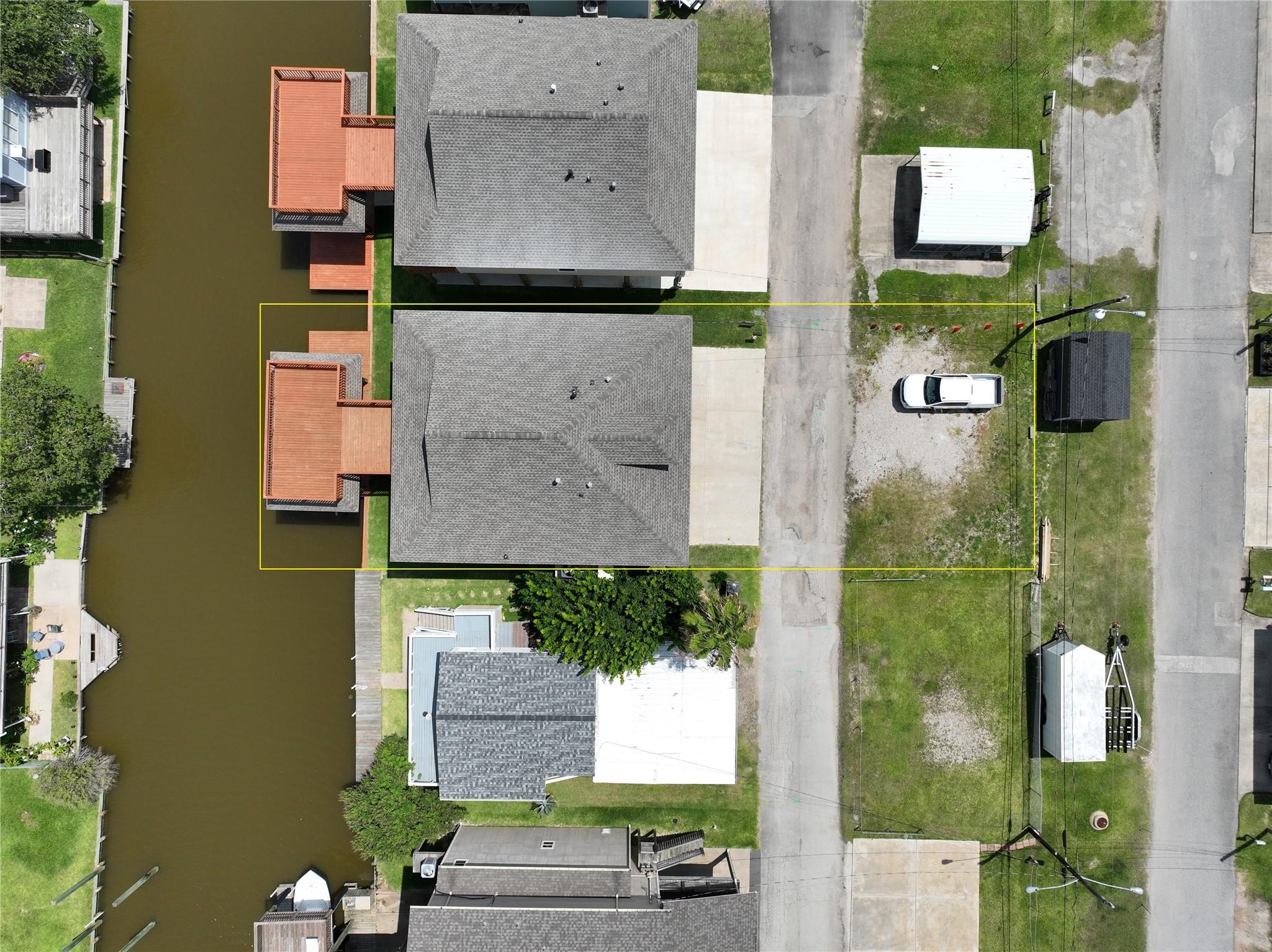 Image 2: Extra Large Lot for extra parking or boat trailer