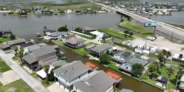 Image 3: Super Close access to the Bay