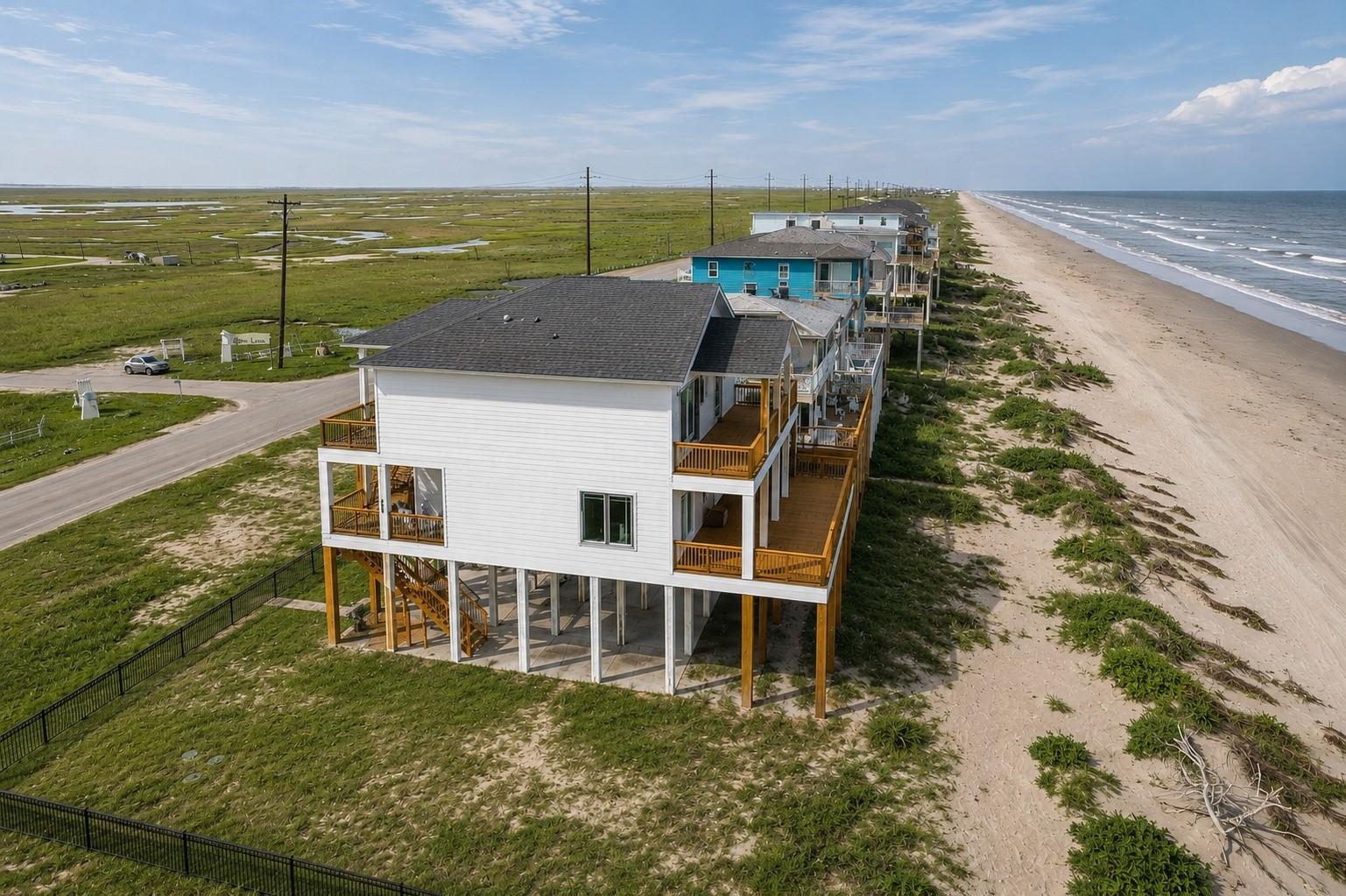 Image 3: Breathtaking beachfront views!