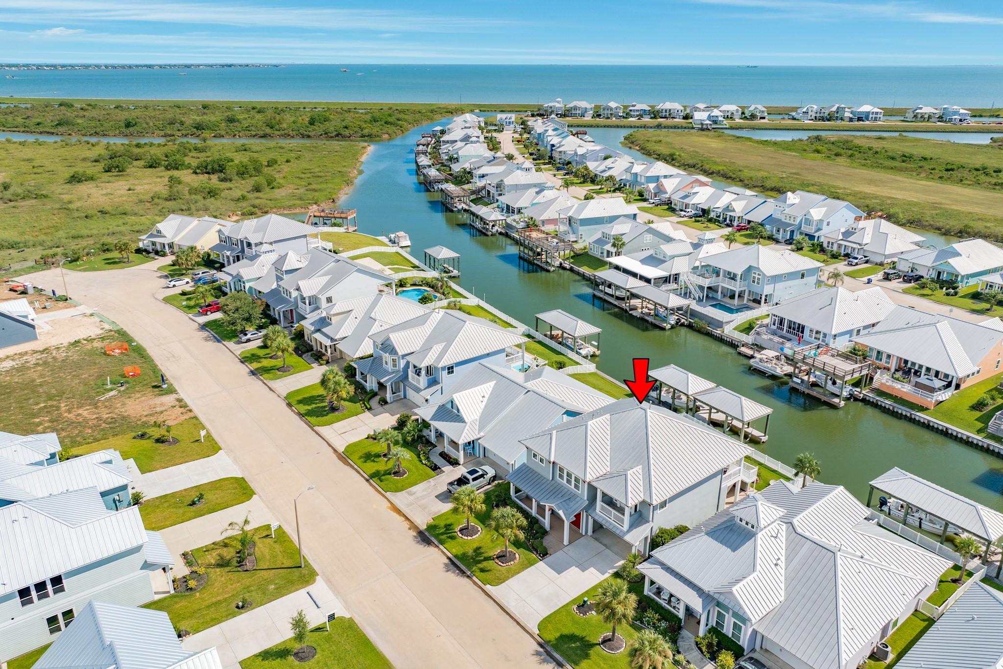 Image 3: Coastal living on a a canal. The area offers sceni