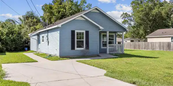 Image 2: A wide driveway provides convenient off-street par