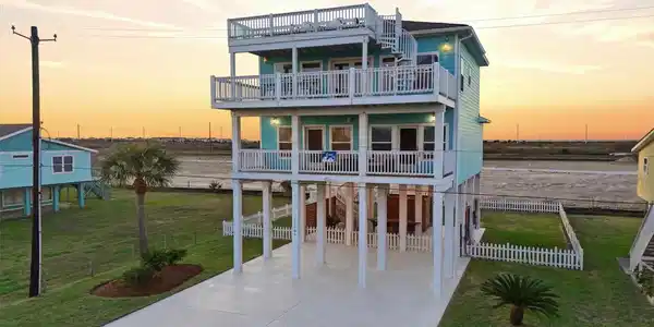 Image 2: Alternate exterior angle highlighting the home&rsquo;s e