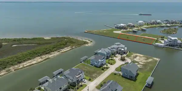 Image 2: Gorgeous views of the water with unobstructed view