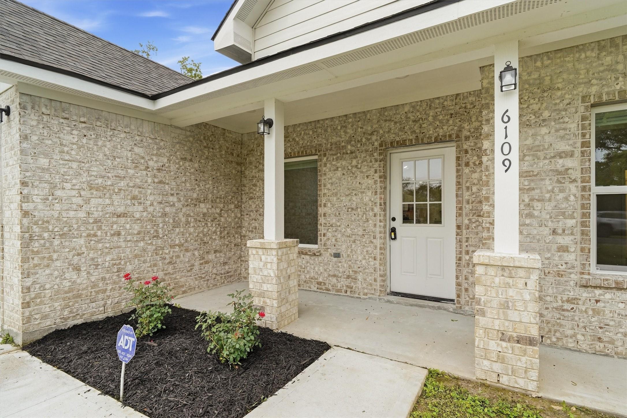 Image 4: Fresh landscaping, covered front porch
