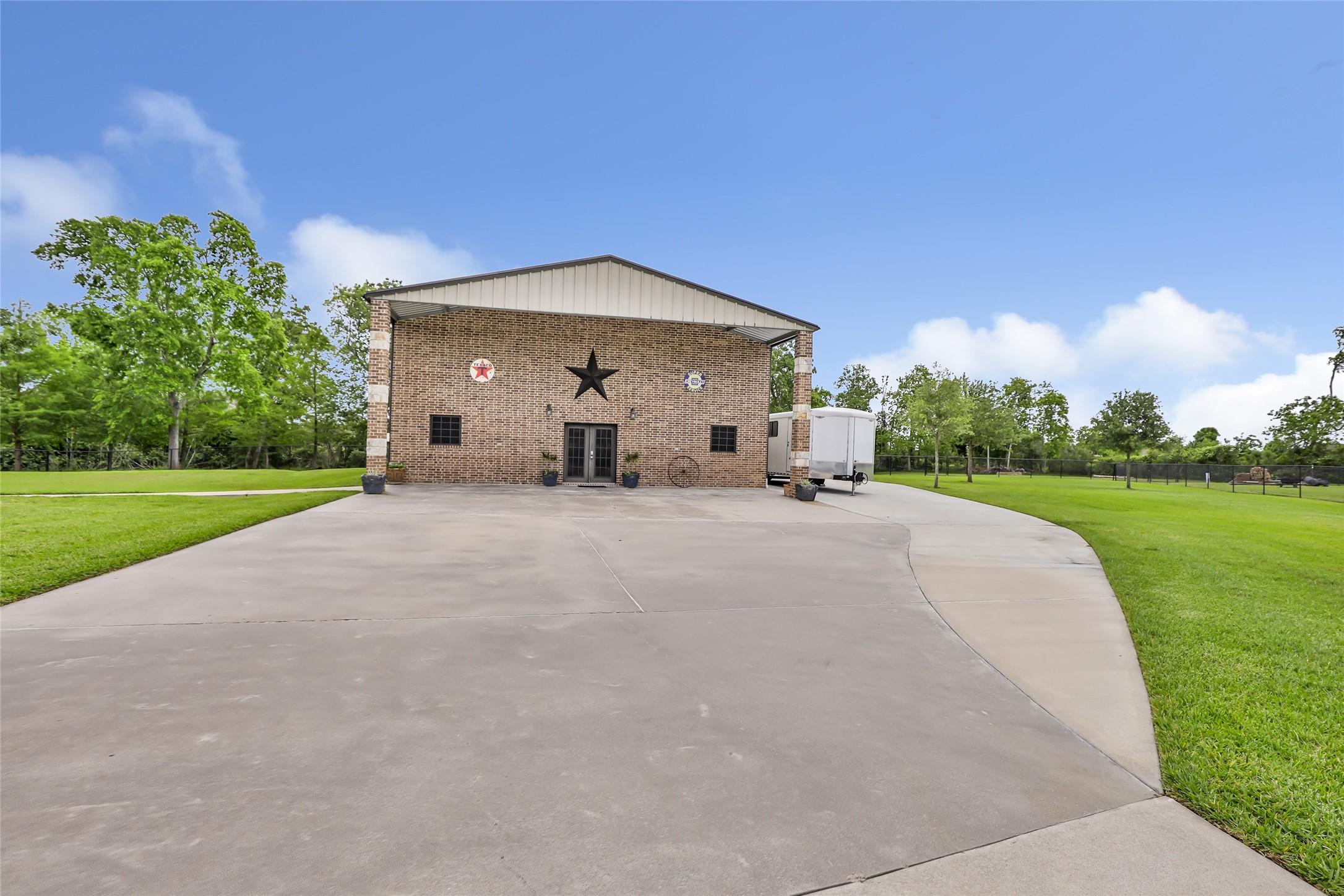 Image 3: Shop with guest quarters