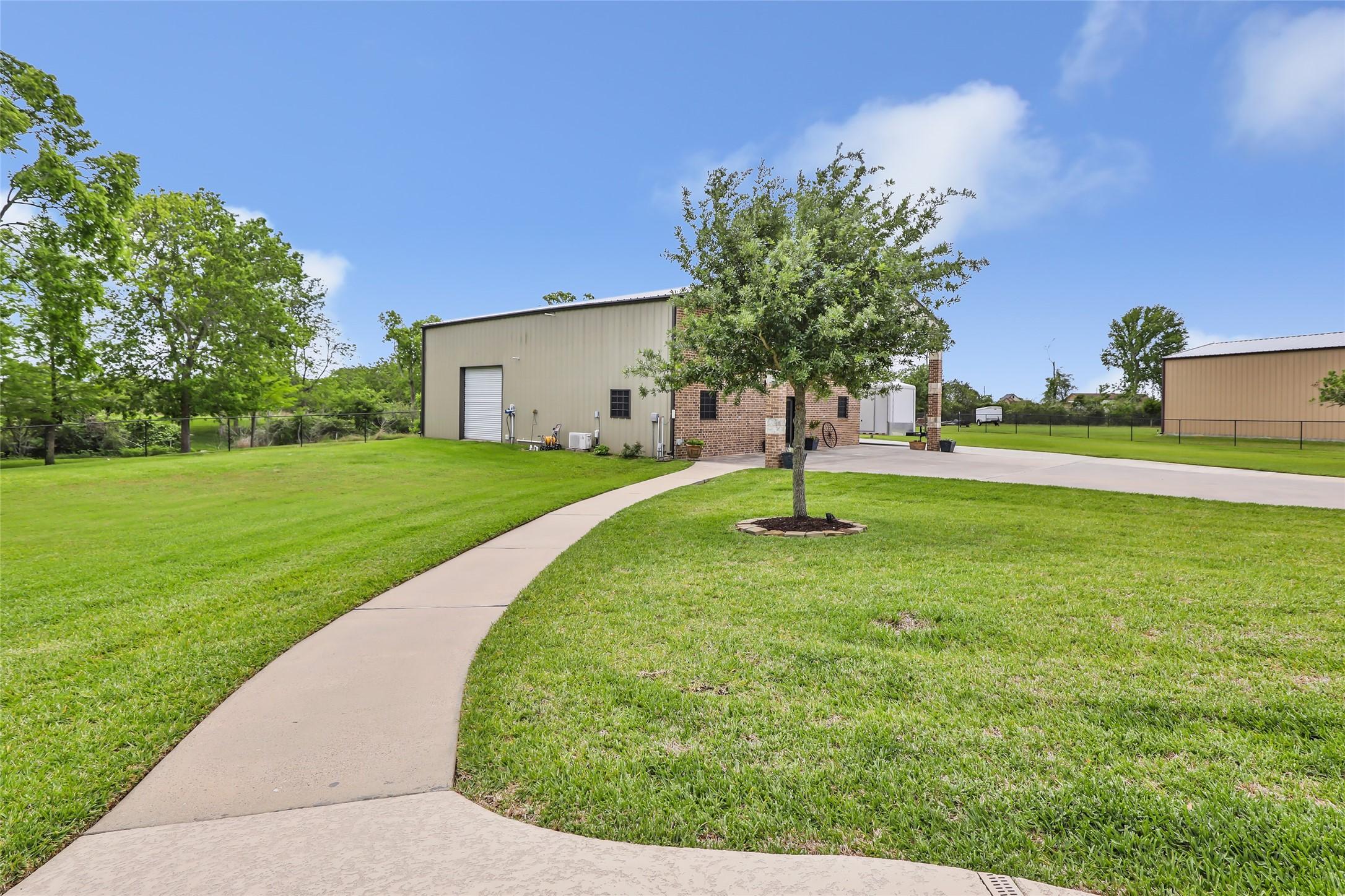 Image 4: Sidewalk leading to shop/guest quarters from pool