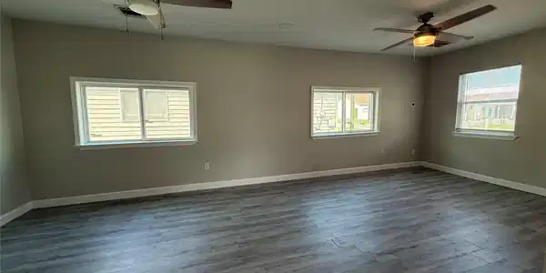 Image 4: Living Room/Dining Area