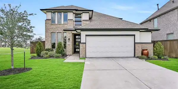 Image 2: Welcome to one of Edgewater's most desirable homes