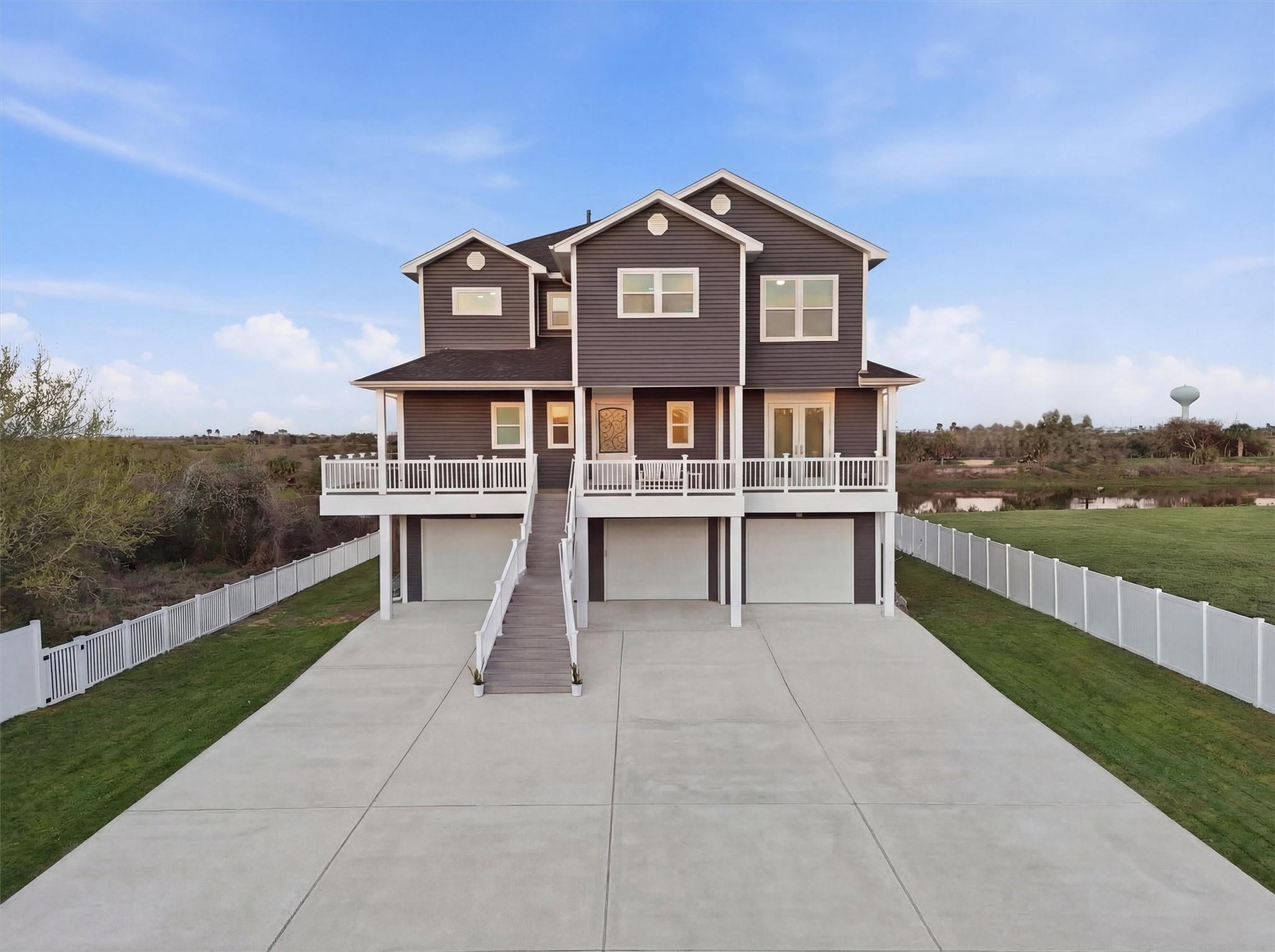 Image 2: Galveston's one and only premier property! Unlike