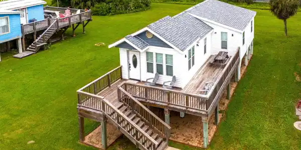 Image 2: This 2 bed, 1 bath home has a huge front porch and