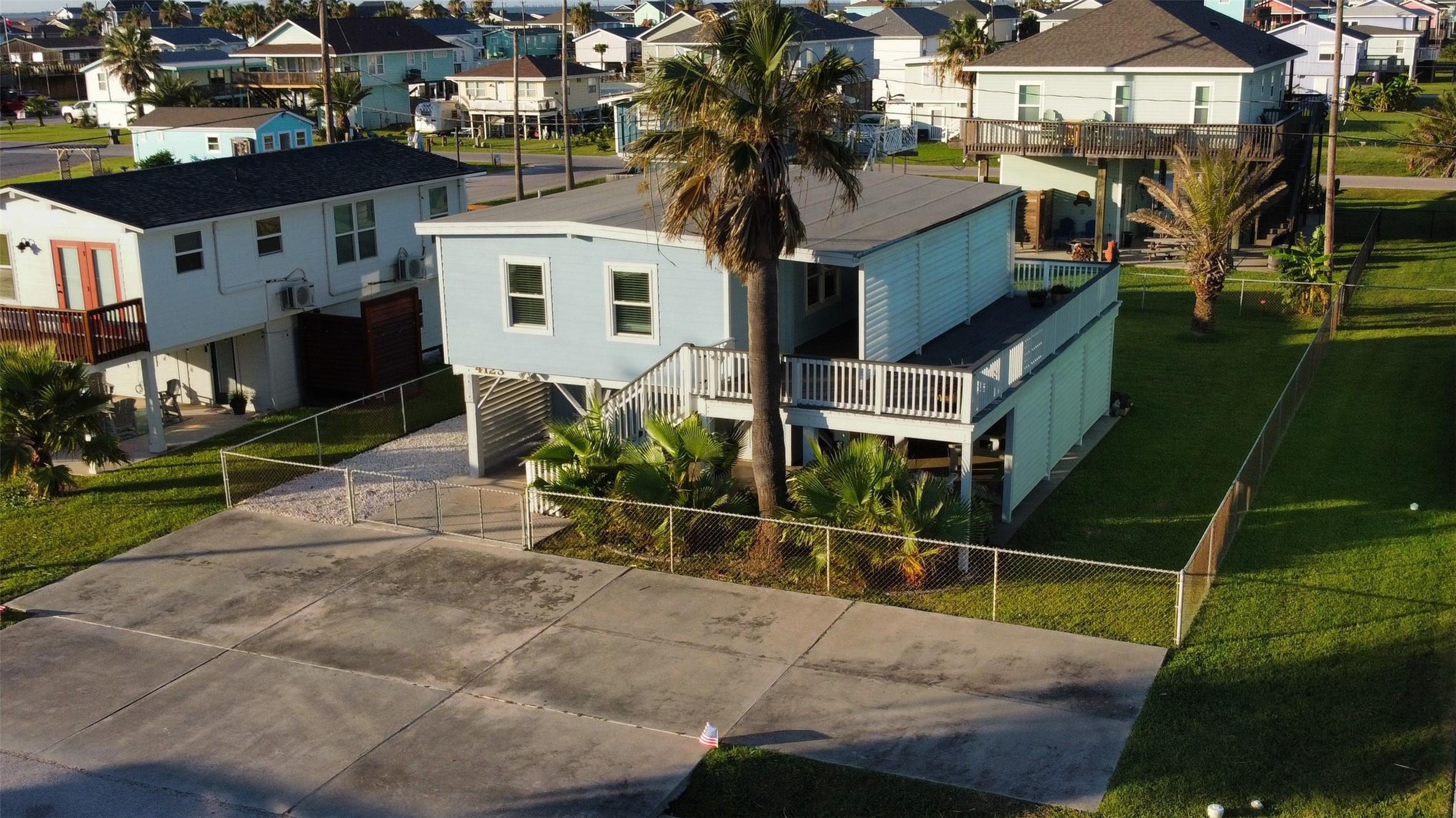 Image 3: large upper deck and fenced yard