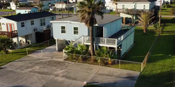 Image 3: large upper deck and fenced yard