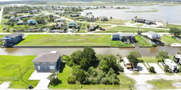 Image 4: Ideal for those seeking a serene, water-adjacent l