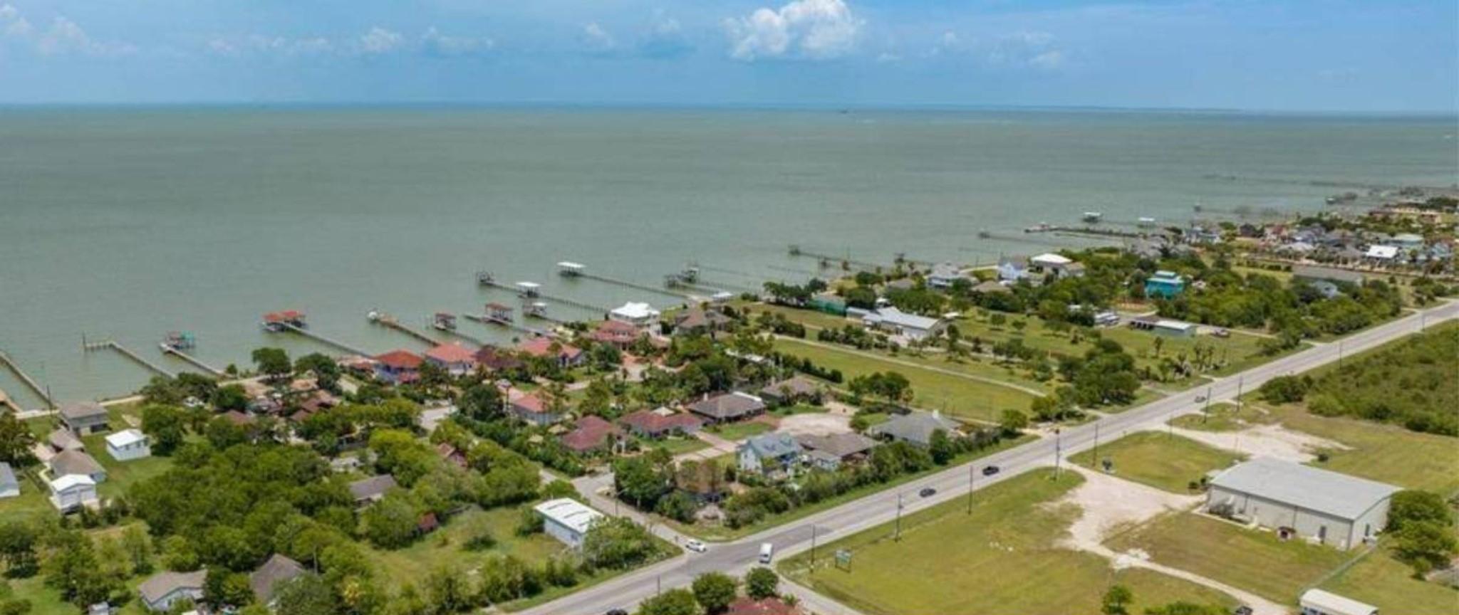 Image 2: Baycliff/San Leon shore  nearby