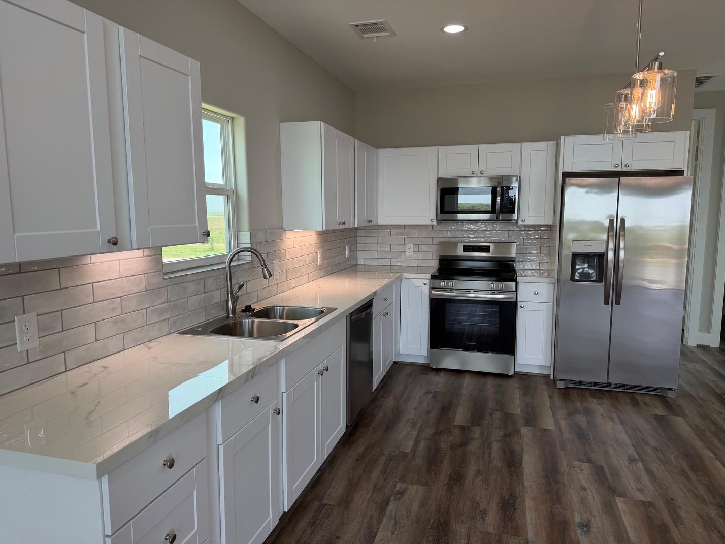 Image 4: Granite countertops and stainless steel appliances