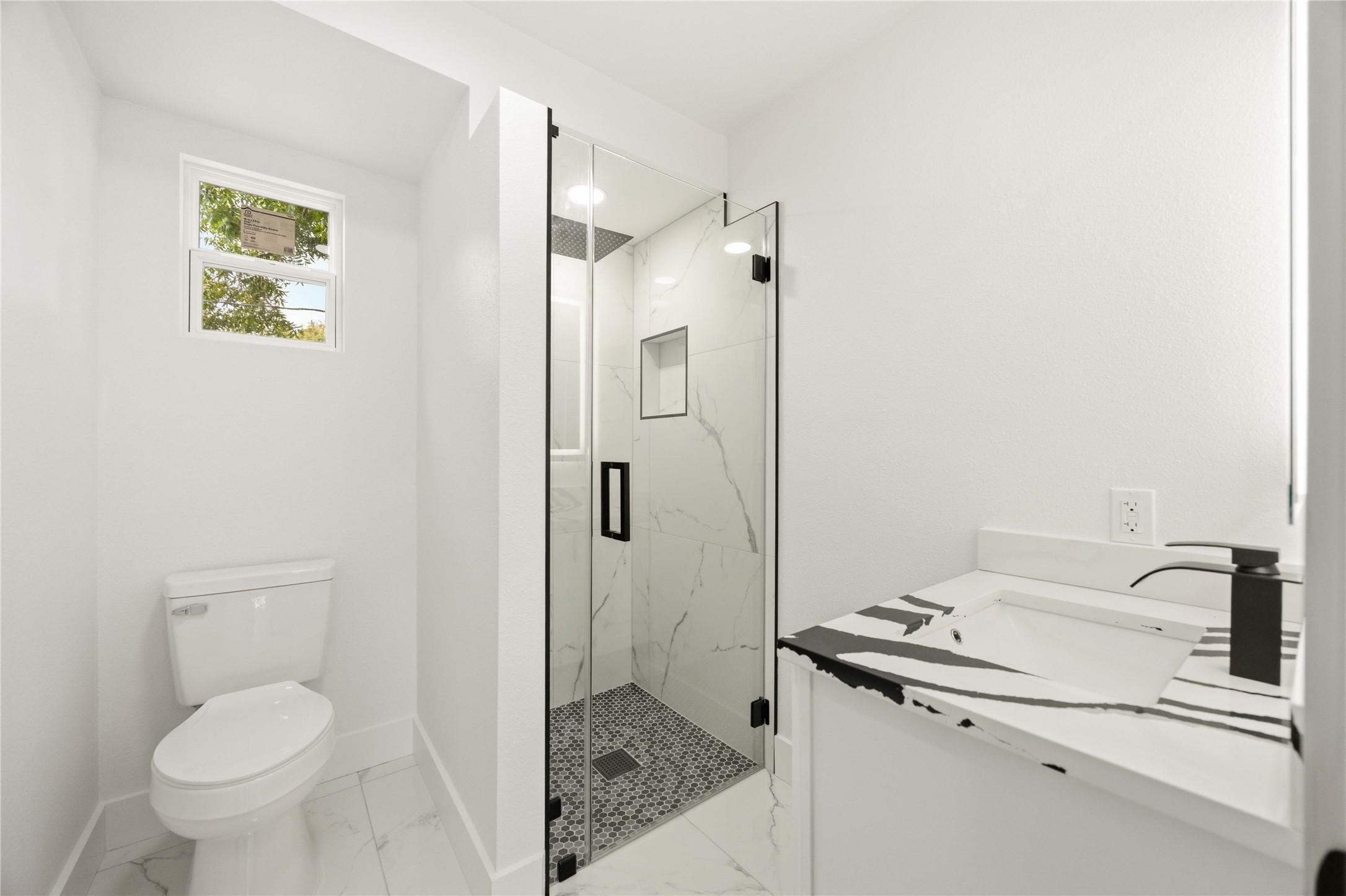 Image 4: Frameless glass. Floor-to-ceiling marble-look porc