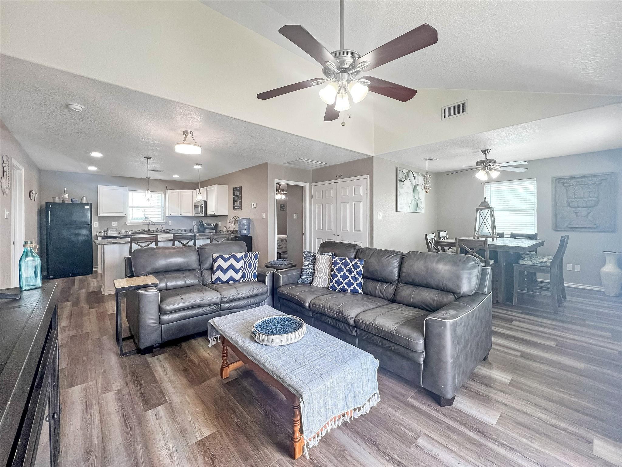 Image 4: Living Room