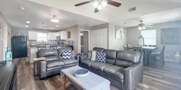 Image 4: Living Room