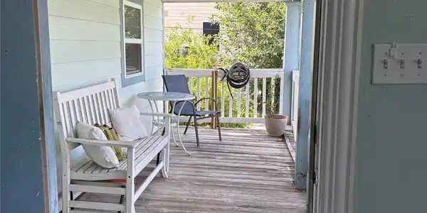 Image 2: Enjoy year 'round breezes on the front porch