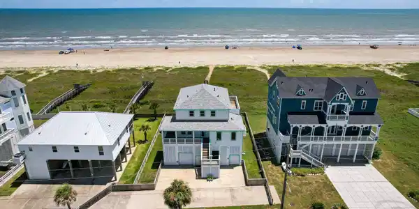Image 2: Gorgeous beachfront views