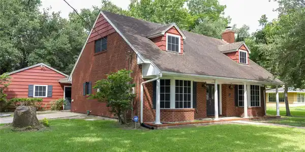 Image 3: 1314 Laurel features a spacious front porch, matur