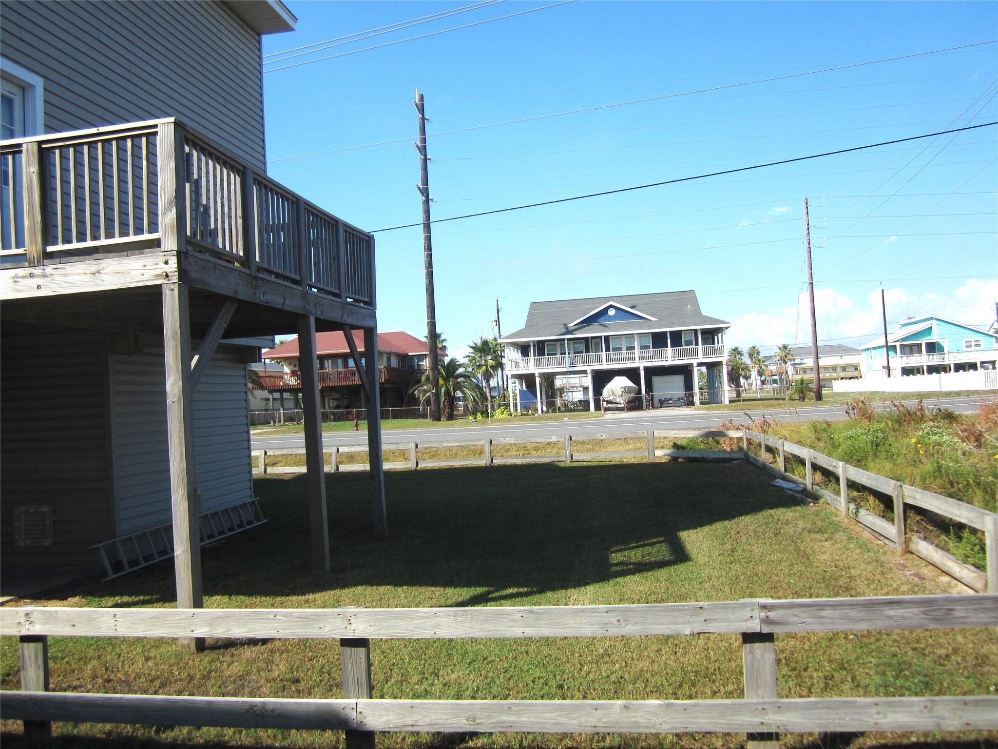 Image 2: Side yard has plenty of room to park for yourselve