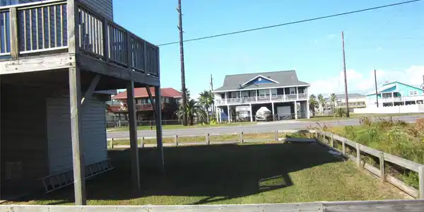 Image 2: Side yard has plenty of room to park for yourselve