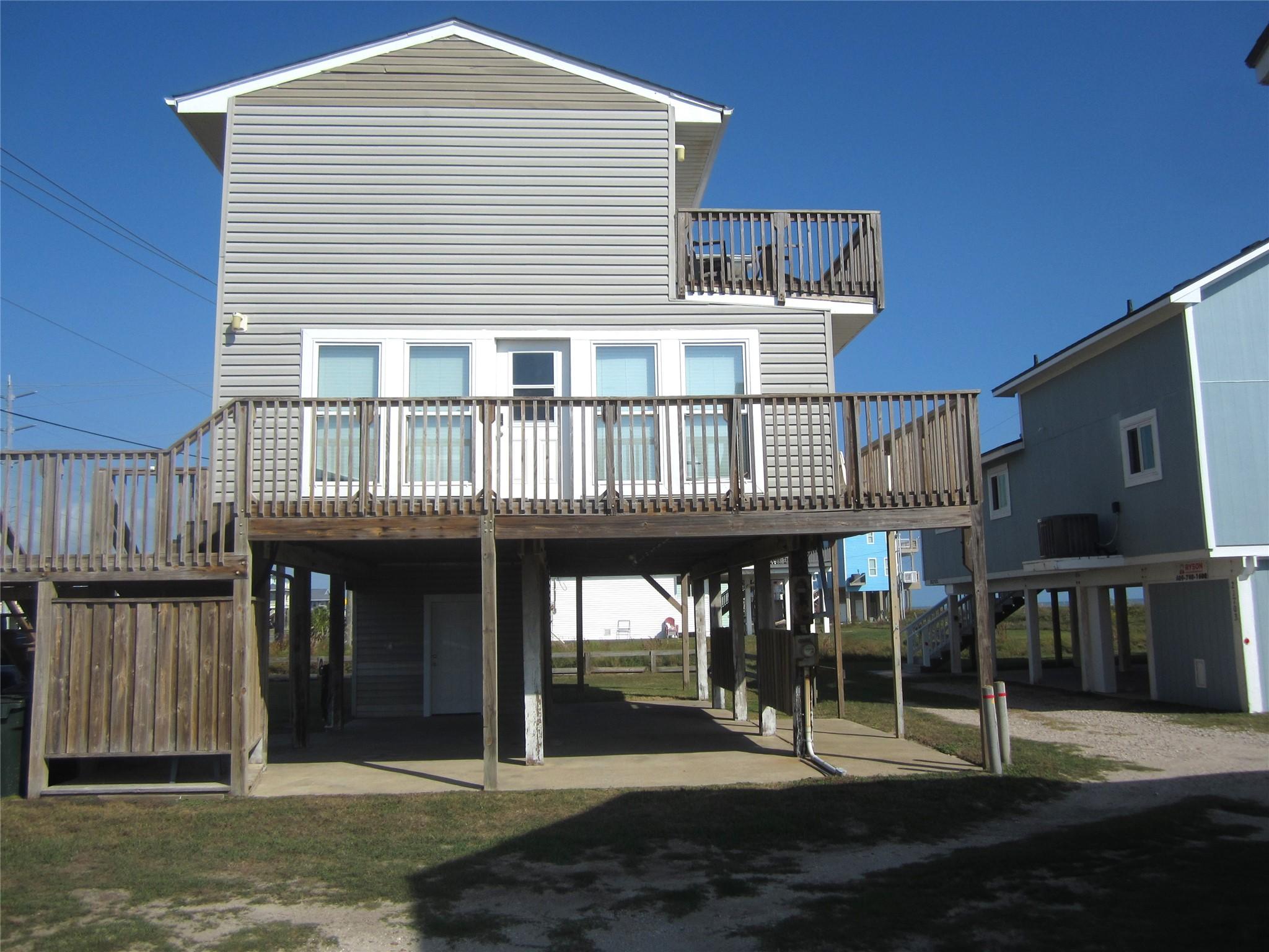 Image 4: Looking at the front of this Beachhouse