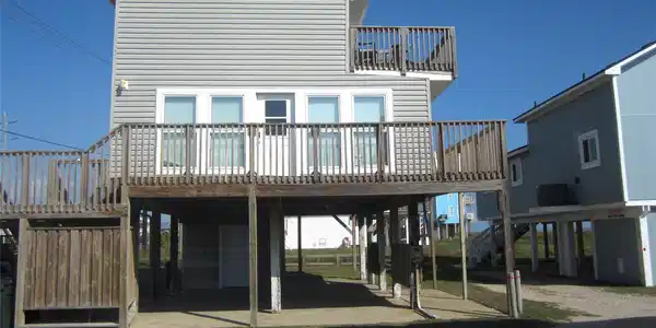 Image 4: Looking at the front of this Beachhouse