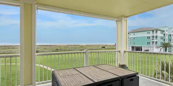 Image 2: Enjoy every minute on this expansive, beachside te