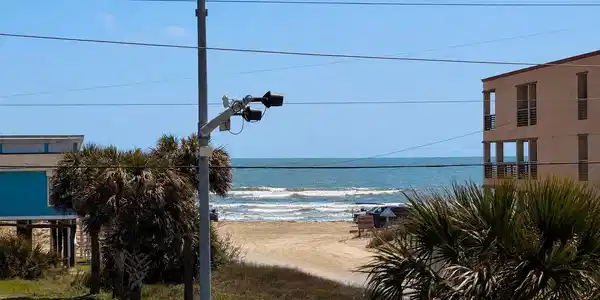 Image 4: Walk to the Beach in under 2 minutes! No need for