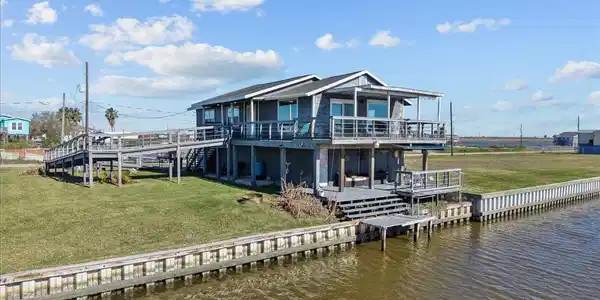 Image 2: The property features ample outdoor space and dire