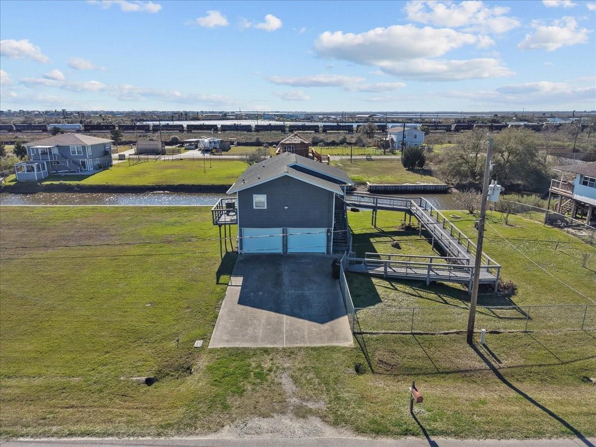 Image 4: The spacious yard and long wide driveway making it