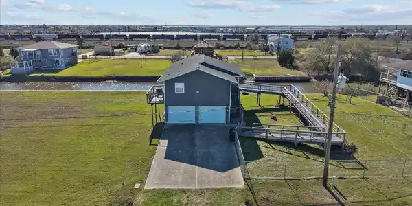 Image 4: The spacious yard and long wide driveway making it