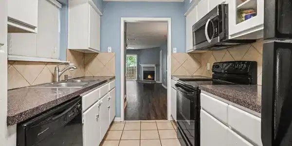 Image 4: Full kitchen with plenty of cupboards-DW & Micro