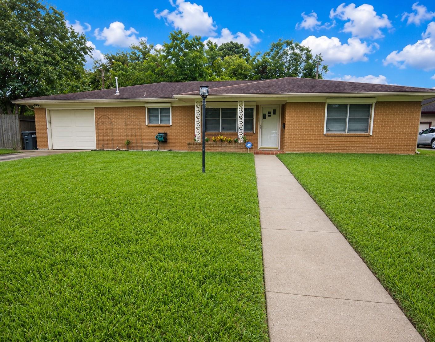 Image 1: ONE STORY 3 BEDROOM ON BIGGER LOT