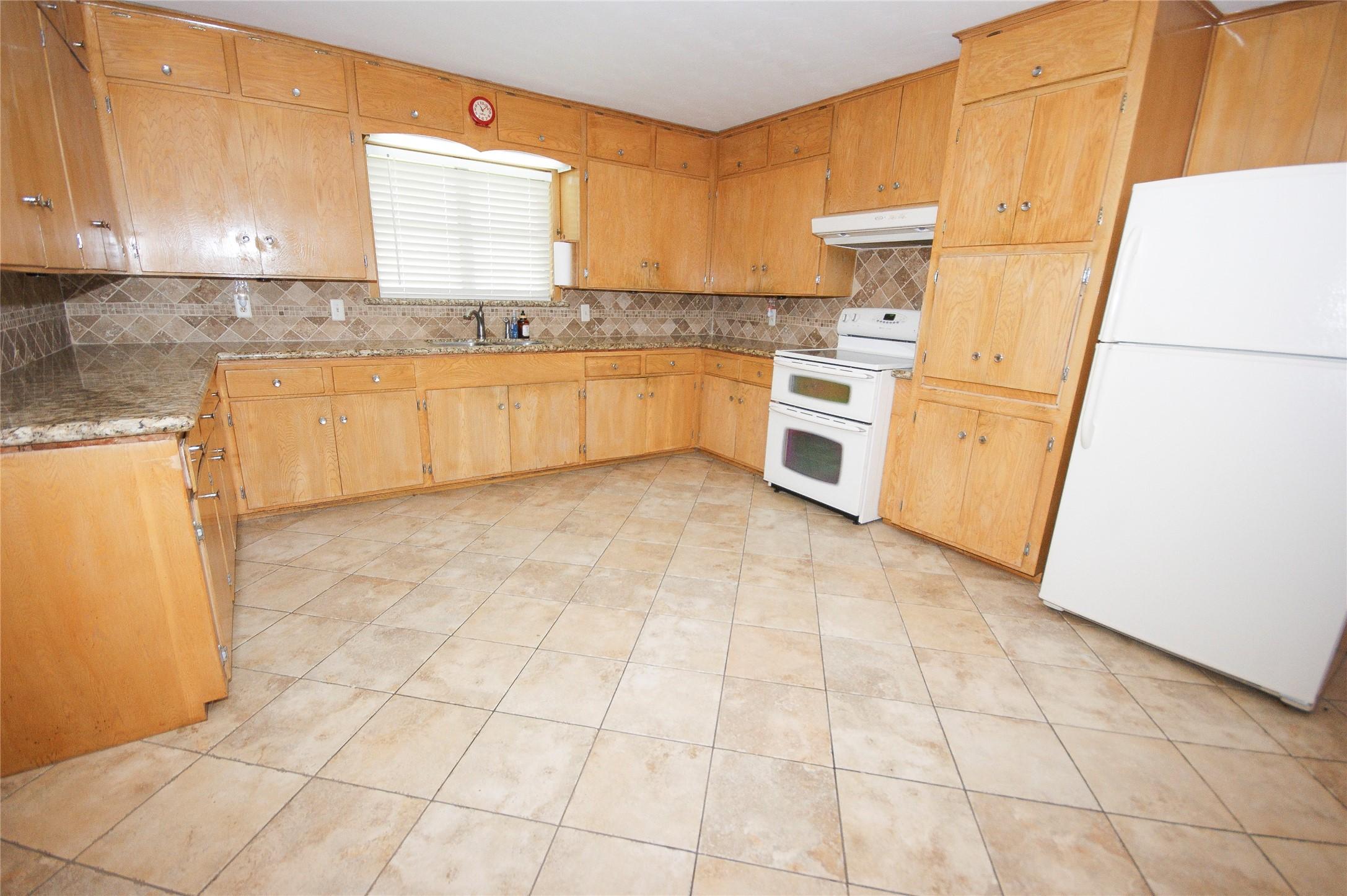 Image 2: BIG OPEN KITCHEN WITH GRANITE COUNTER TOPS