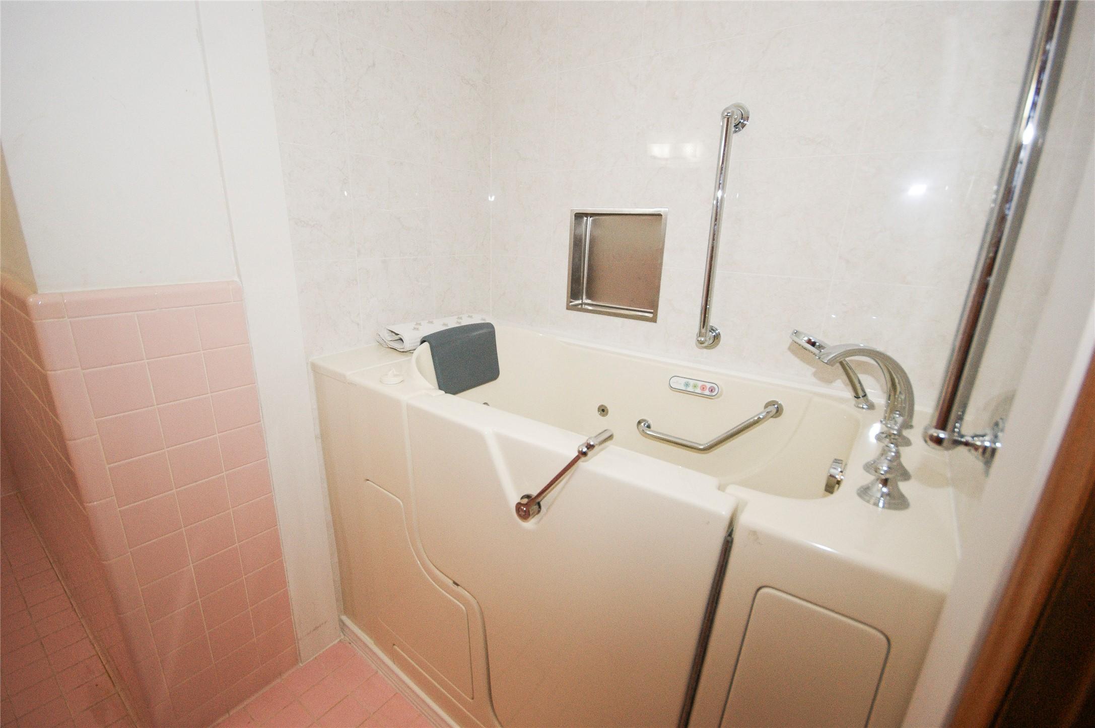 Image 3: ACCESSIBLE STAND-UP TUB IN SECOND BATH